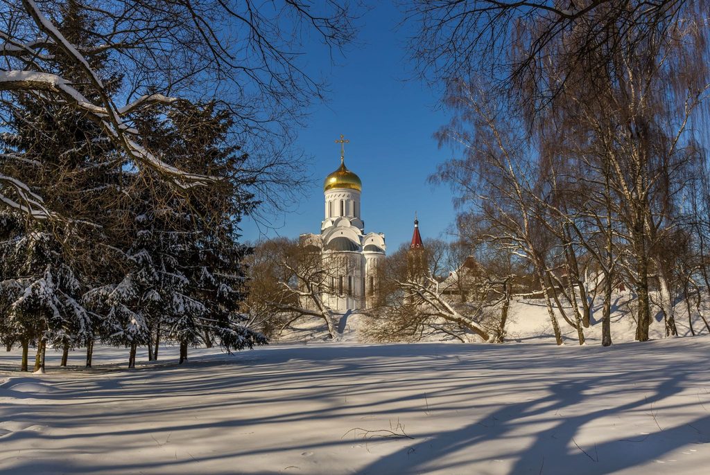 Храм среди снега в зимнем пейзаже