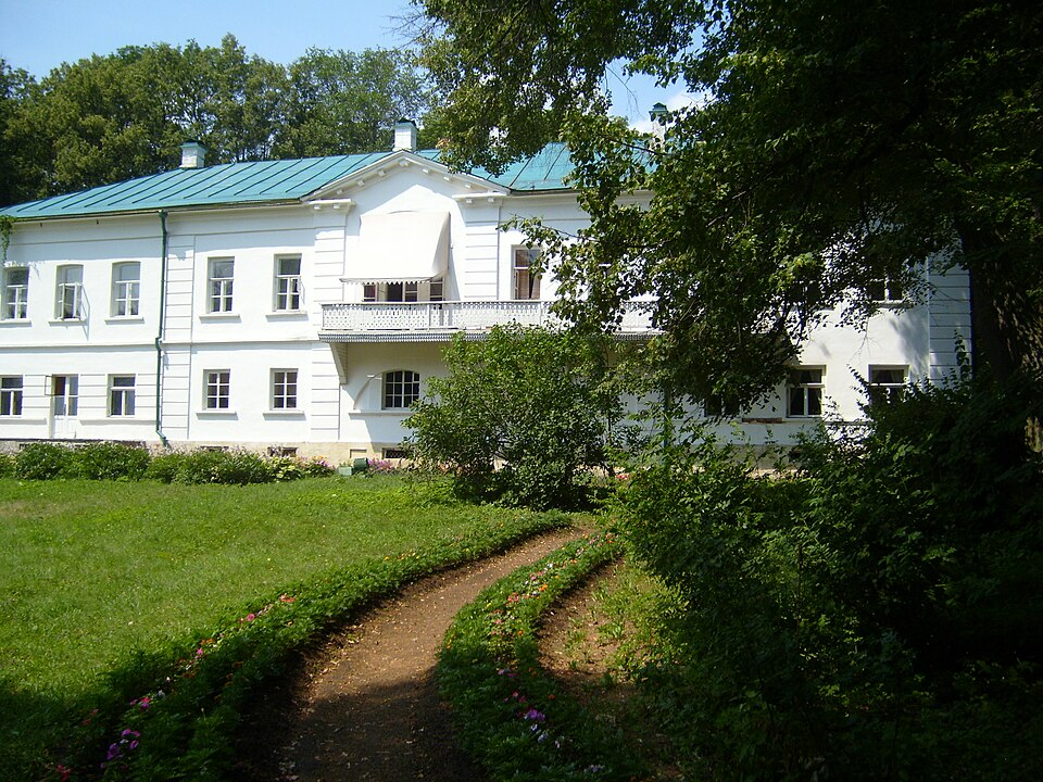 Дом Толстого в Ясной Поляне. Современный вид, фотография 2010 года.
