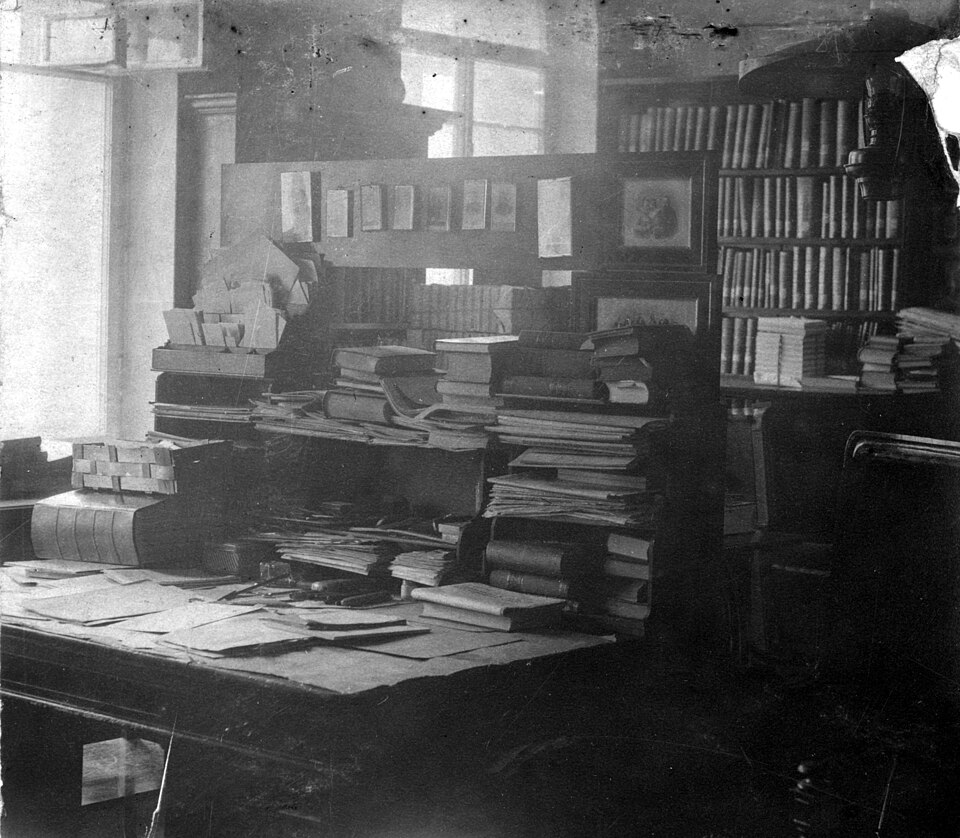 Кабинет Толстого в Ясной Поляне. Сергей Прокудин-Горский, 1908 год; обстановка снята значительно позже описанных событий.